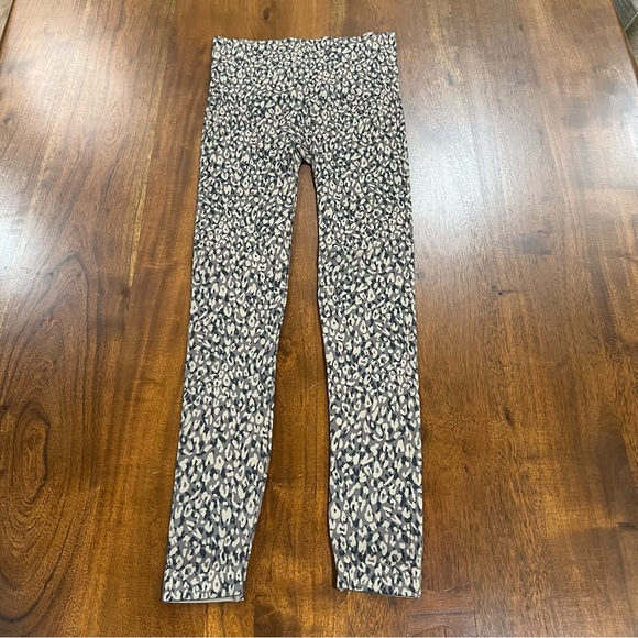 Spanx Look At Me Now Leopard Print Seamless Knit Leggings Size Small - Picture 2 of 8